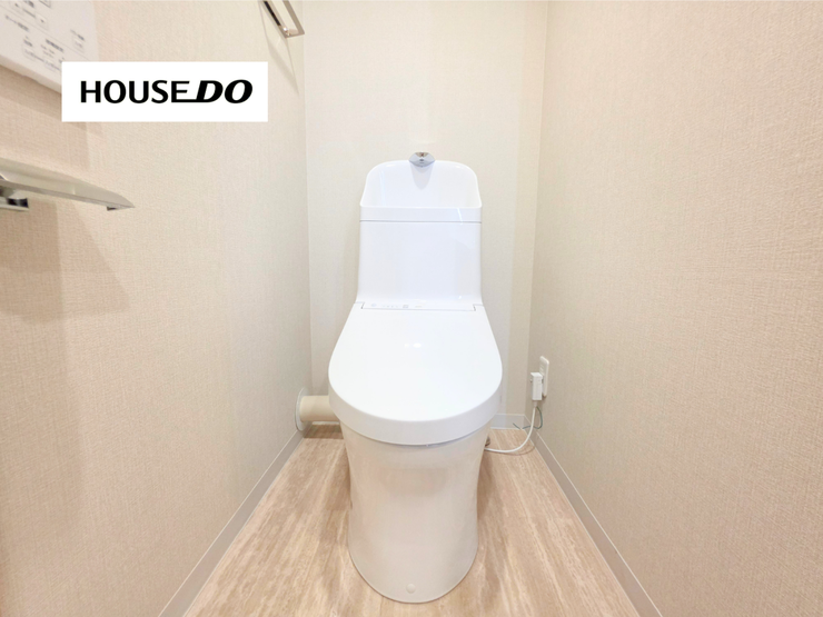 シンプルで清潔感のあるトイレ空間。お手入れもしやすく、毎日快適にお使いいただけます。
