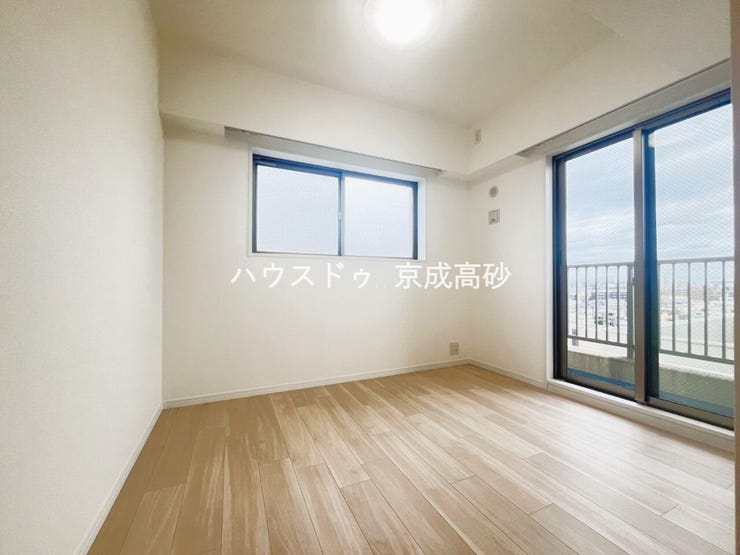 寝室は2面採光でとっても明るいお部屋です。お日様の光がサンサンと入るお部屋は気持ちがいいですね!