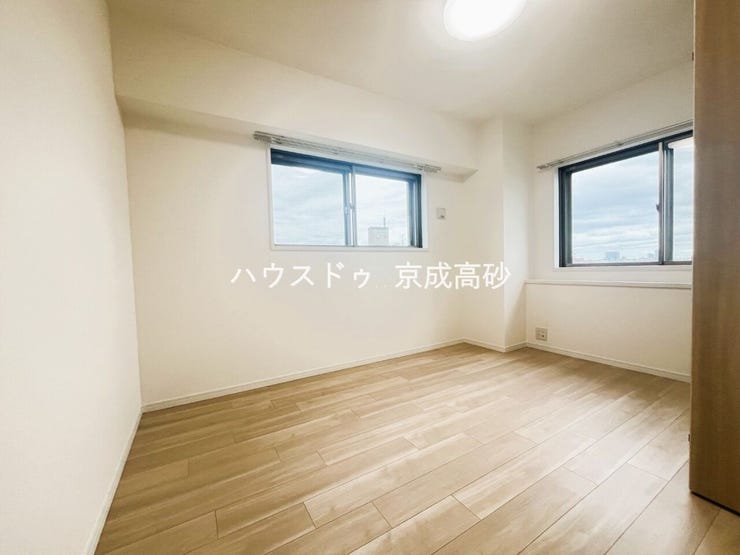 お子様の成長と共に「住まい方」も変化していきます。居室にはクローゼットを完備し、自由度の高い家具の配置が叶うシンプルな空間です。