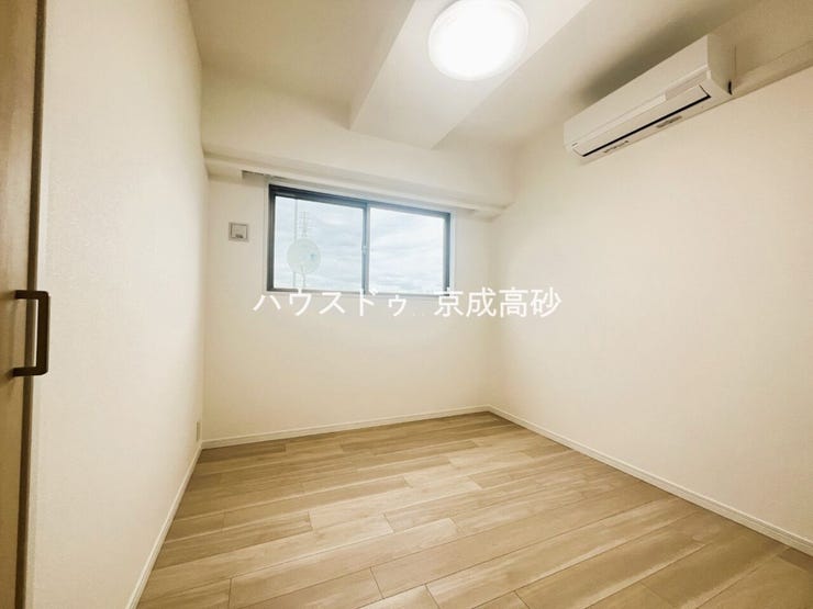 家族一人ひとりの大切なプライベート空間。趣味に合わせて使って頂けるようシンプルに仕上げてあります。暮らし心地を大きく左右する収納をしっかり確保した使い勝手のいいお部屋です。