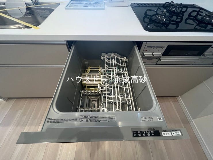 家事の時短に効果大の食洗器付き。高温でパワフルに洗い、温風乾燥します。手洗いよりも節水・節約が可能です。一度使うと手放せないですよ!