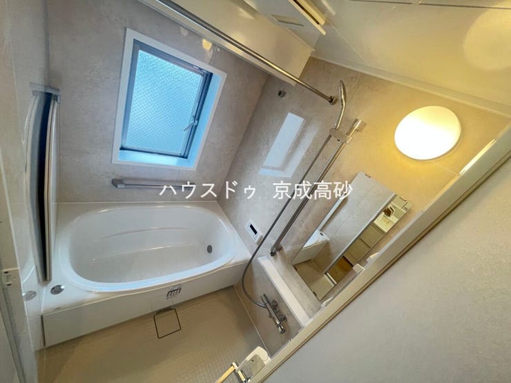 広い浴槽で足を伸ばせば1日の疲れも癒されます。落ち着いた雰囲気で、毎日のバスタイムが楽しみになりそうです。