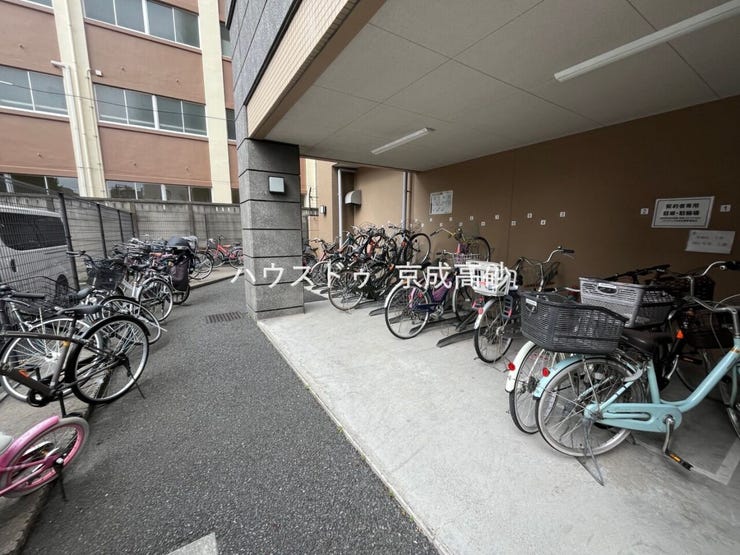 きちんと整備された駐輪場。住む方の心遣いが感じられます。空き状況は、お気軽にお問合せください。