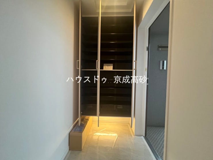 物入が玄関にあり、靴以外の収納も沢山できます。いつでも玄関をスッキリと片付けられ、身支度を簡単に済ませるにも最適です。