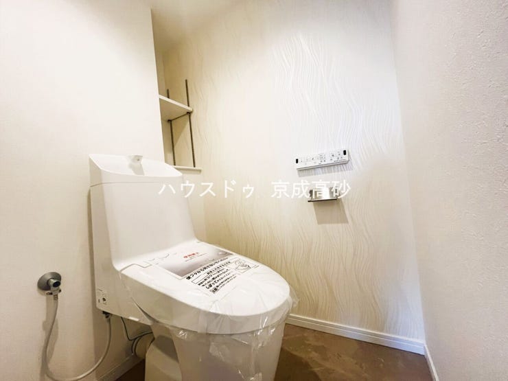 お掃除しやすい素材と機能にこだわったトイレはいつまでもキレイが続きます。少ない水量で洗浄できる、環境にもお財布にもやさしいエコなトイレです。