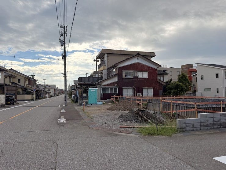 歩道があるのでお子様の通学や散歩も安全にできます◎