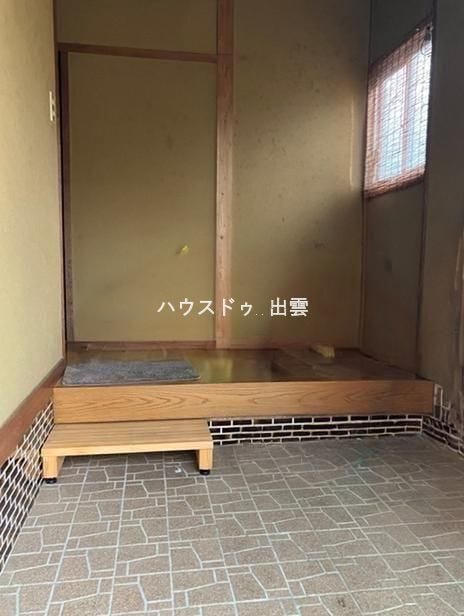 温かみのある玄関は、帰宅するたびにほっと落ち着ける空間ですね。シューズボックスも置けそうな広さです。窓もあり玄関が明るく使えます。