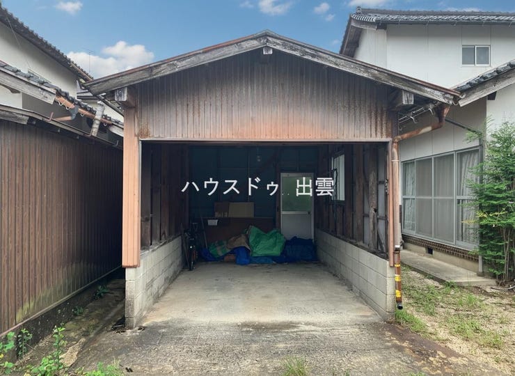 車庫もありますので車庫に車を停めれるのはもちろん、車庫の中に冬用タイヤなどを収納出来ます。雨の日なども安心です。