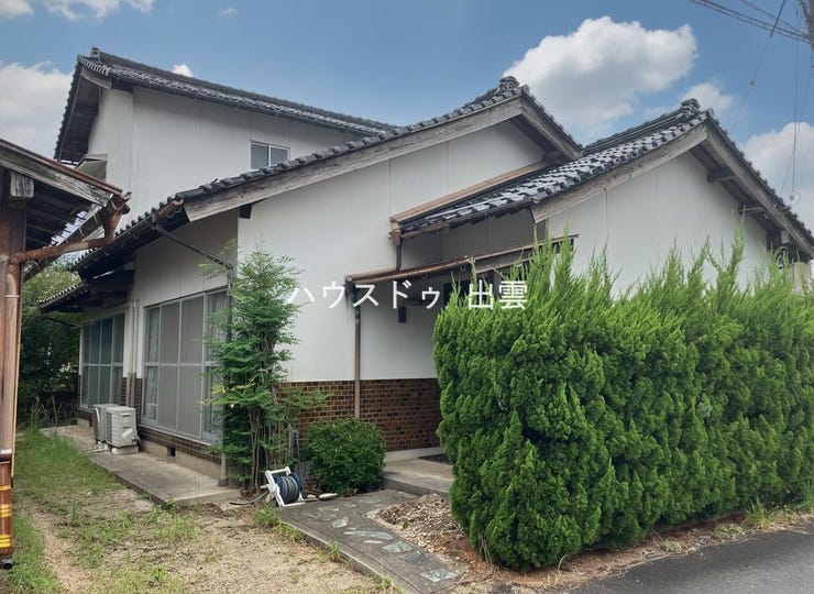 【外観】
近隣にはドラッグストアがあり食品や薬の買い物などに行けます。また、図書館や病院も近隣にあり行きやすいです。