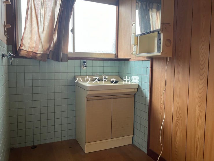 収納付きの洗面台は、日用品をすっきりまとめられて見た目も清潔。毎日使う場所だからこそ、シンプルで使いやすい設備がうれしいポイントです。