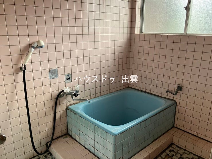 浴室は湿気がたまりやすく、換気扇だけではどうしてもカビが出てしまいやすい場所。窓があるだけで、あっという間に換気ができますのでお風呂の掃除も気持ちが良いです。