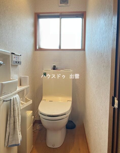 やさしい色合いの内装でまとめられたトイレは、毎日気持ちよく使える空間。温水洗浄機能付きで、快適性にも配慮されています。窓があることで自然光が入り、昼間は明るく換気もしやすい設計です。