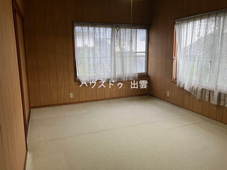 明るさと開放感を兼ね備えた洋室。生活スタイルに合わせて柔軟に使える、使い勝手の良い一室です。窓もあり換気もできます。