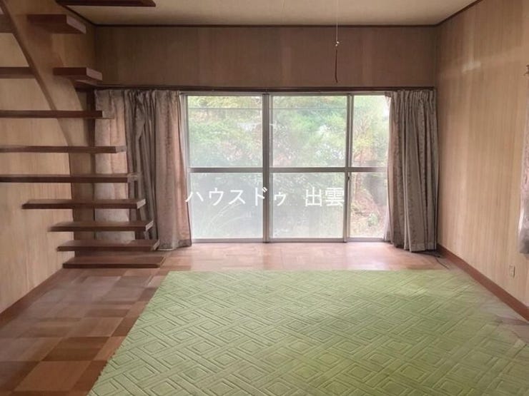 窓からやわらかな光が入る、明るさを感じられる洋室。空間にゆとりがあり、ベッドやデスクを置いても圧迫感が出にくく、寝室や子ども部屋として使いやすい一室です。