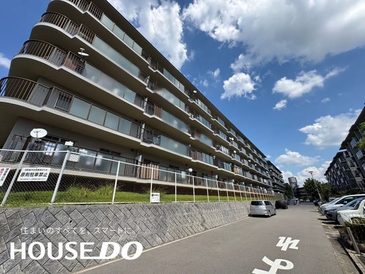 【外観】
各住戸にバルコニーが並ぶ外観で、フェンス沿いに植栽も整えられています。青空の下、落ち着いた佇まいです。
