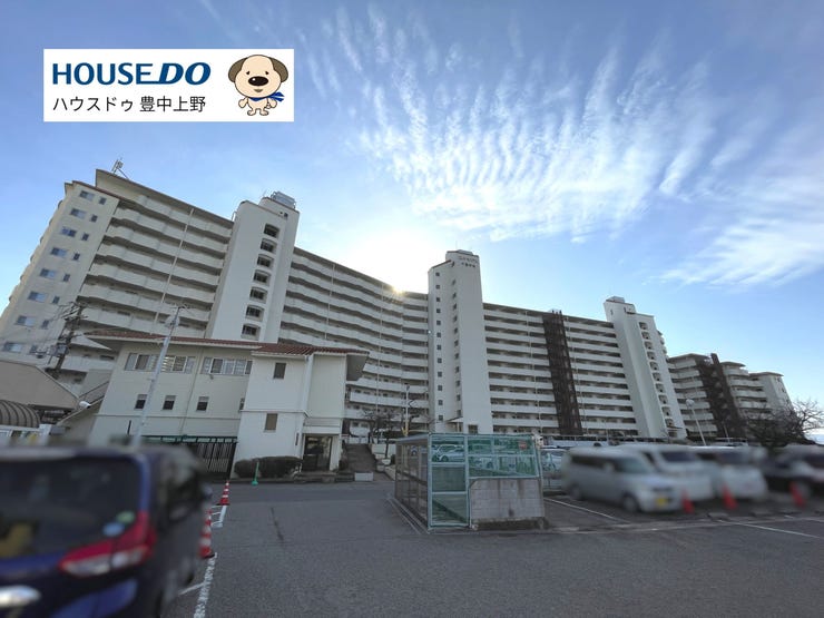 【外観】
北大阪急行南北線「箕面船場阪大前駅」かで徒歩9分の場所にあります。敷地の南側には桜並木があり、春には見ごたえがあります。