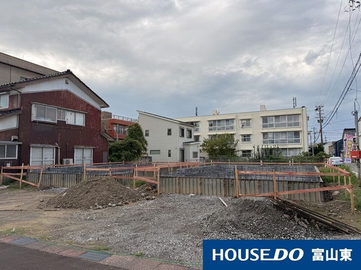 【外観】
2号棟は南東角地で日当たり良好!ブイドラッグやバローが徒歩5分圏内で買い物も便利な立地!(^^)!