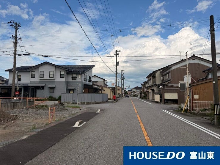 道路幅員は、歩道含めて約10m!ゆとりがあるので車の駐車も落ち着いてできます(^^)/