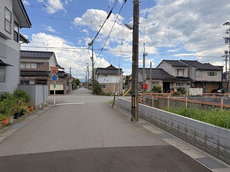 東側の道路です!幅員約6m!