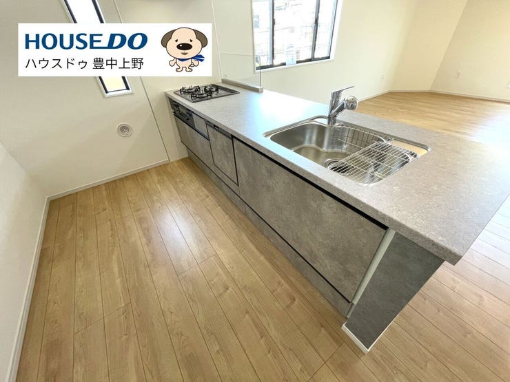 食洗機付のワイドキッチン。リビングの様子を感じながら家事がはかどります。家事動線も考えられた設計も魅力です。