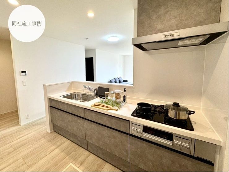 【kitchen】広めのキッチンは料理のしやすさを追求した設計。収納も豊富で作業がしやすい空間です。