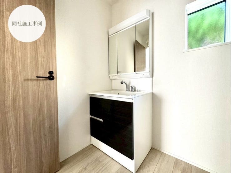 【Washroom】毎朝の準備がスムーズに。広めの洗面台と収納が使いやすい洗面所です。