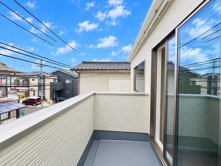 陽当たりのいいバルコニー。お出かけの際は上からお見送りもできますね。