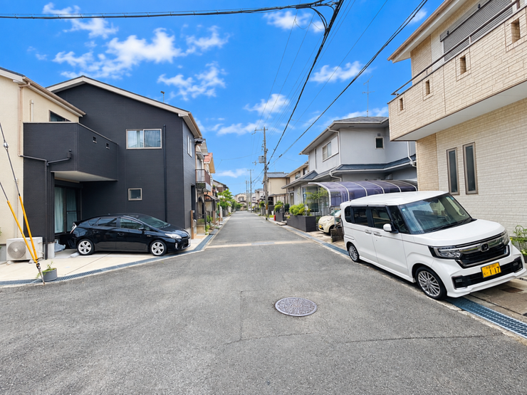 ゆとりをもって運転できそうな広さがありそうな道路ですね。