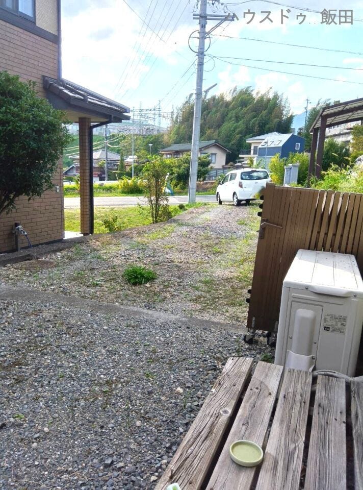居間の外の濡縁から進入路方面を臨む