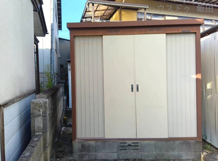庭にスチールの物置があります。