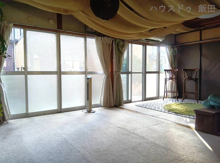 6帖の和室2間続きです。天井のデコレーションは撤去できます。