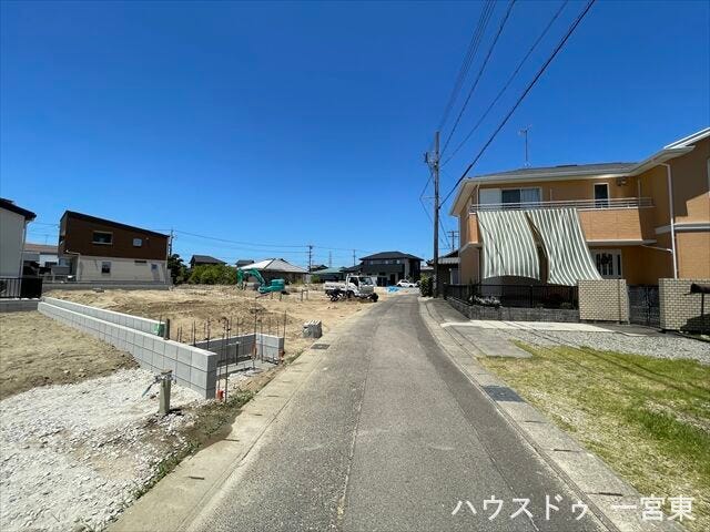 【東側北向き】幅員約4mの前面道路です。普通車が1台通れる幅となります。大型車の通行が少ないので、振動や騒音が抑えられます。