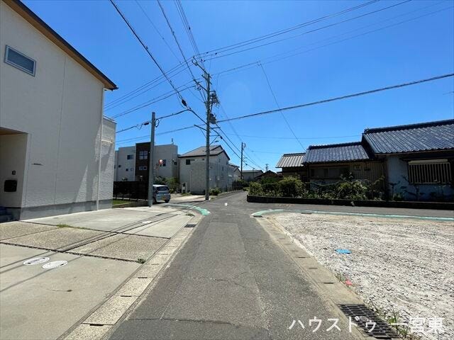 【東側南向き】幅員約4mの前面道路です。車がすれ違うには厳しい道幅ですが、車はスピードを抑えて走行するので、お子様にも安全な道幅となっています。