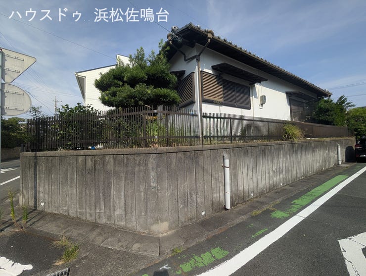 【外観】
小高い台地に位置する南西角地。解体更地渡し(隣地境界塀は残し)。