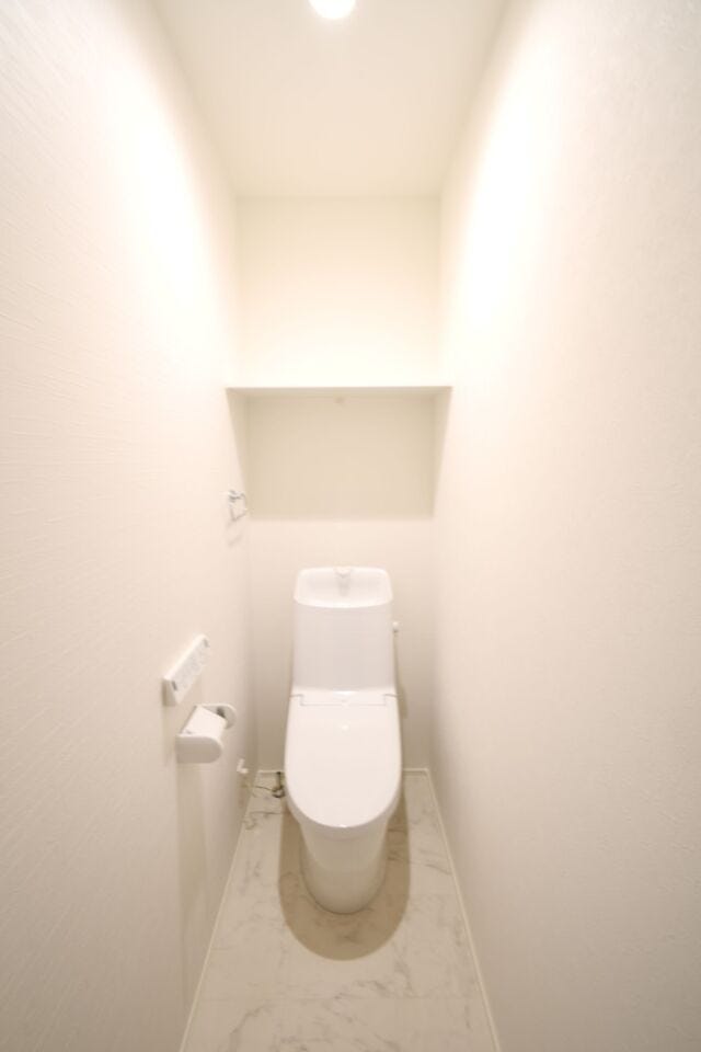 温水洗浄便座トイレ。新素材により、気になる便座もサッとひとふきでキレイになります。※施工事例