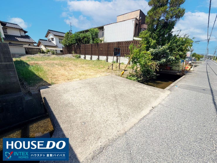 【通りからのアプローチで静かな住環境!】
道路から一歩奥まった敷地はプライバシーを保ちやすく安心!周囲の視線を気にせず、ご家族みんながゆったりと落ち着いて暮らせる家を建ててみませんか?