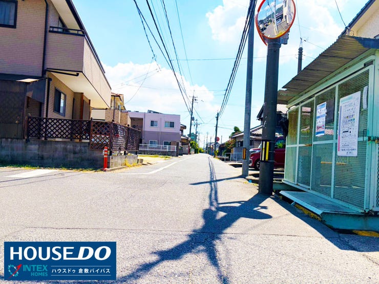 【視界爽快!カーブミラー付きの前面道路】
カーブミラー設置済みで見通しが良く、車の往来がある道でも安心!目の前にはゴミステーションもあり、毎日の生活利便性と安全性を兼ね備えた環境ですね♪