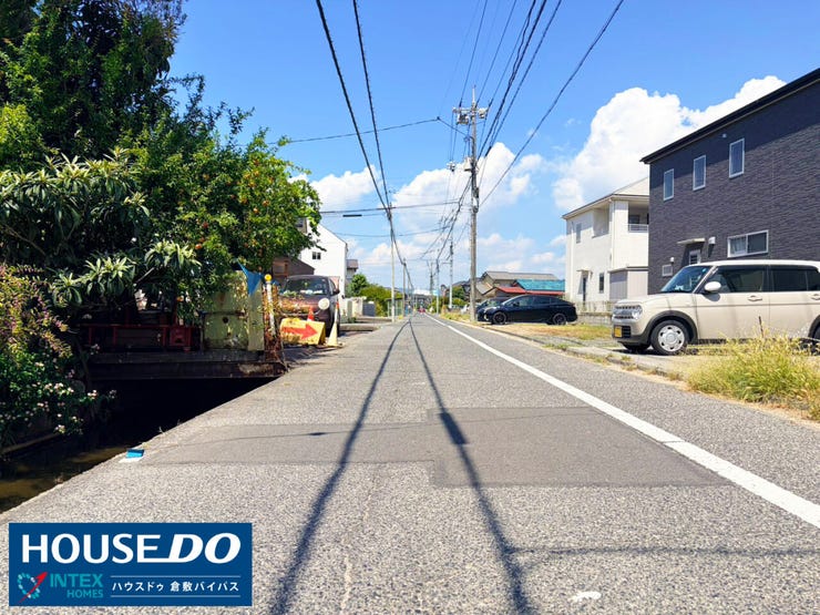 【まっすぐ見通しの良い前面道路!】
お出かけ時も視界がクリアで安全運転をサポート!車通りが多少ある道だからこそ、街灯や周囲の目が行き届きやすく、お子様の通学や夜間の帰宅時も安心感がありますね♪