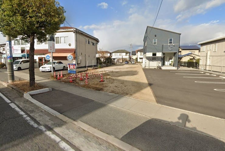 【外観】
広い敷地で叶えるゆとりある生活と、都市へのスムーズなアクセス、どちらも妥協しない暮らし。広々とした幅員が確保されており、毎日の車の出入もご安心いただけると思います。