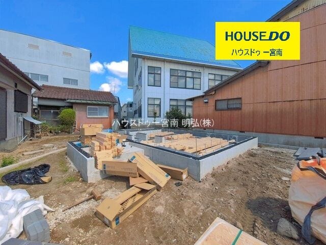 【外観】
【陽当りの良さと明るさを誇る南向き】
陽当りが良いため暖かく、さらに室内が明るく感じられます!
一日中たっぷりと差し込む光が家族の集まるリビングを優しく包み込み、毎日の暮らしを暖かく彩る立地です。