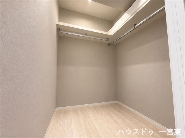 ≪2階6帖洋室≫
※居住中につき室内を CG にて物消しをしたものです。
ウォークインはハンガーが多く掛けられ、何がどれだけあるか見渡しやすく、コーディネートがしやすいところが良いですね。