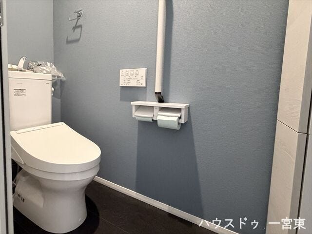 ≪2階≫
1階2階のトイレともに温水洗浄便座になっています。ペーパーホルダーが2つあるのもちょっと嬉しいポイントですね。