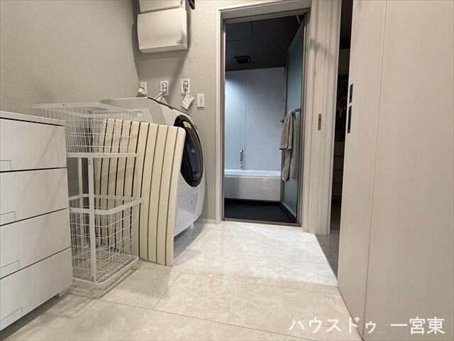 ゆとりある広さで、毎日の身支度や洗濯も快適な脱衣スペース。