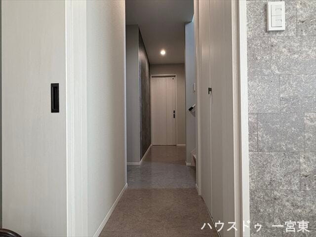 ≪1階≫
住まいの各空間をつなぐ、すっきりとした廊下。