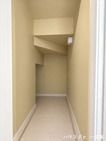 ≪階段下≫
※居住中につき室内を CG にて物消しをしたものです。
スペースを有効活用した収納スペースです。