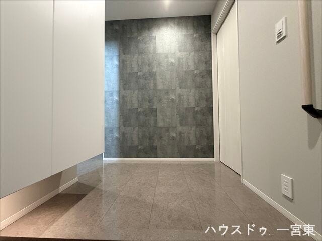 ≪玄関上り口≫
玄関収納の下に間接照明がついているので、夜の帰宅も足元が照らされて歩きやすくなっています。