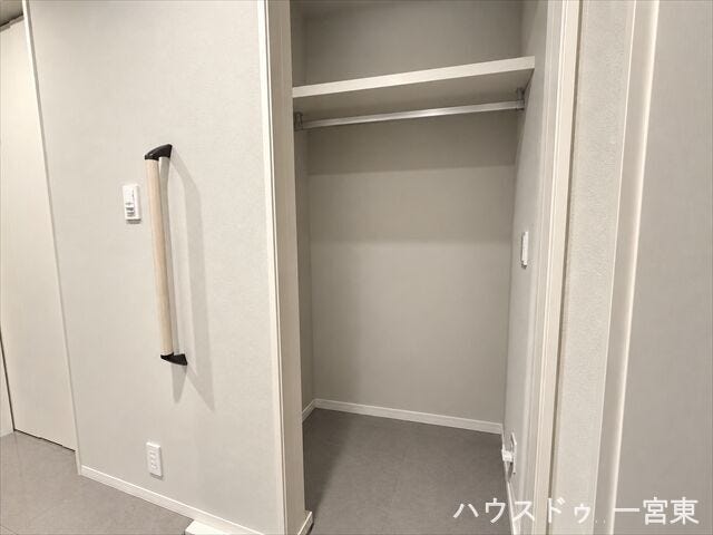 ≪シューズインクローク≫
※居住中につき室内を CG にて物消しをしたものです。
ベビーカーやアウトドア用品など、外で使用するものを玄関ドアの近くに収納できるので便利です。