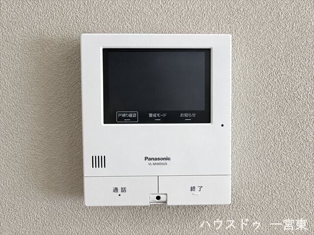 ≪モニター付きインターホン≫
インターホンにモニターが付いているので、玄関まで行かずに来客の対応が出来ます。