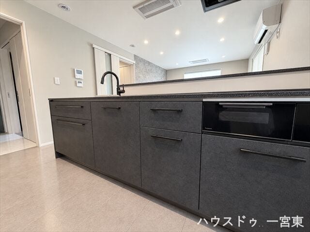 ※居住中につき室内を CG にて物消しをしたものです。
しっかりと収納力もある、スタイリッシュなデザインのシステムキッチンです。