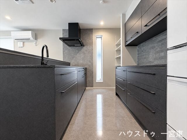 ※居住中につき室内を CG にて物消しをしたものです。
物を整理しやすく、キッチンがすっきりとした状態を保てます。よく使うアイテムを取り出しやすい位置に配置できるため、料理や家事の効率が上がります。